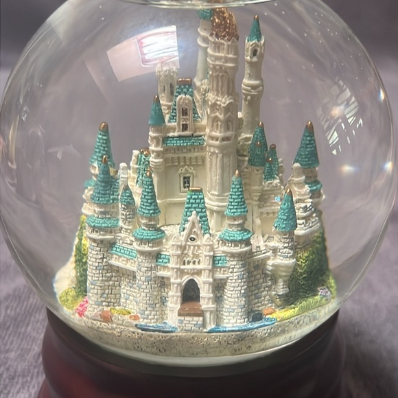 Walt Disney World Castle "A Dream Is A Wish Your Heart Makes" Snow Globe - Picture 3 of 4